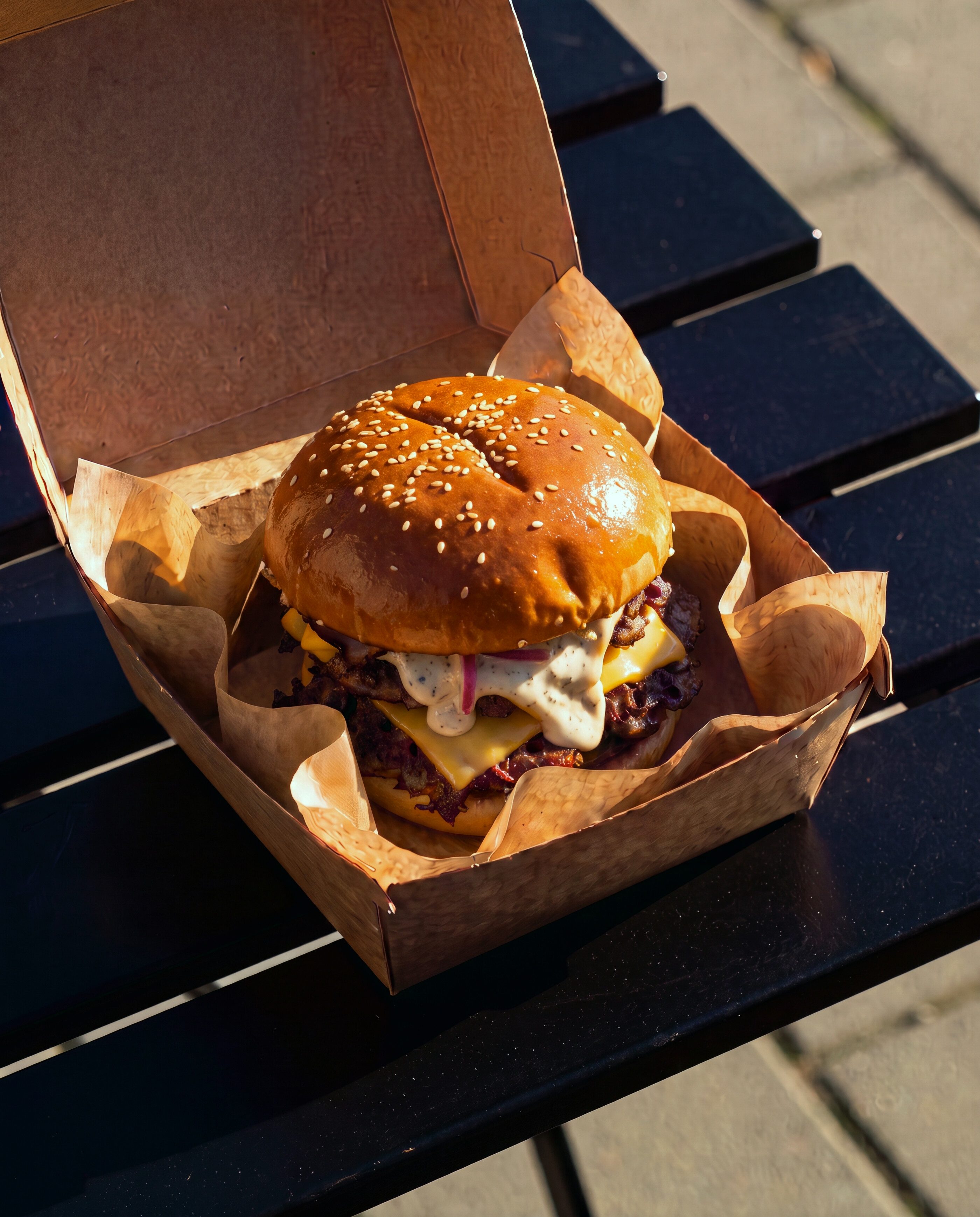 Svågern: dubbel smashburgare med cheddar, tryffelaioli, picklad rödlök, stekt lök och vedrökt karré, i Smash'ems kraftlåda.